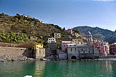 Liguria - Le Cinque Terre. Il Sentiero Verdeazzurro da Vernazza a Riomaggiore. Il paese di Vernazza.